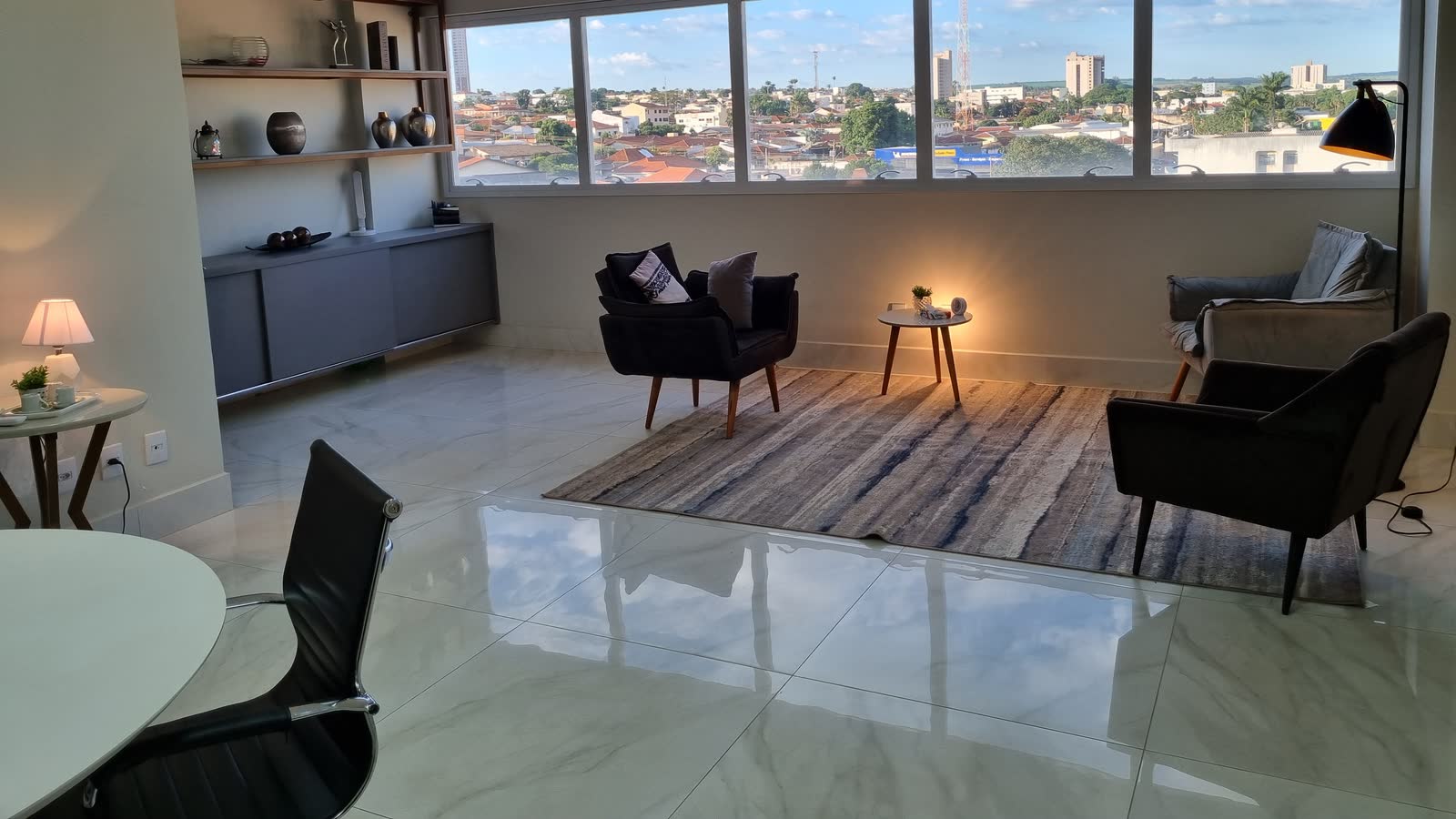 Consultório de psicologia de Inara Rezende em Jataí, com poltronas e janelas amplas com vista para a cidade