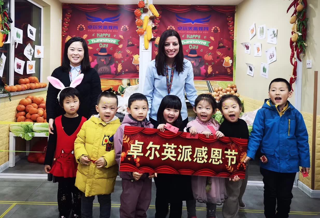 Inara Rezende com alunos em escola de inglês em Yingkou, na China, em comemoração do Dia de Ação de Graças