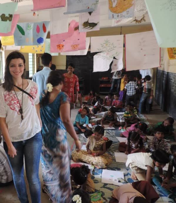 Inara Rezende em escola pública de Chennai, na Índia, durante concurso de desenho com crianças sentadas no chão