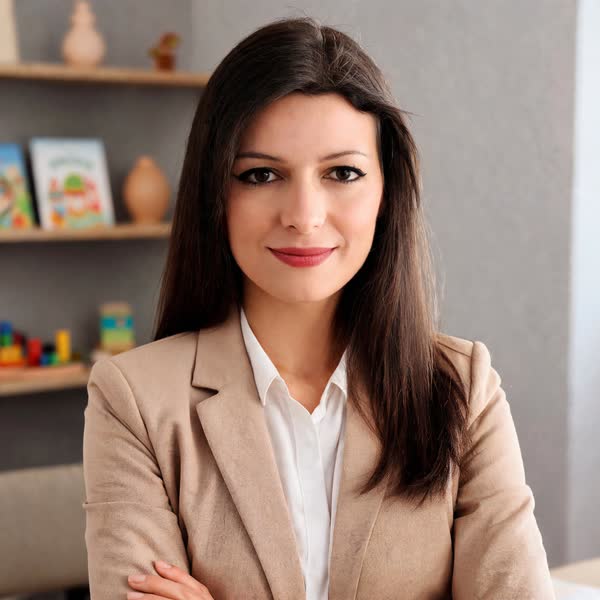Retrato de Inara Rezende, psicóloga infantojuvenil em Jataí